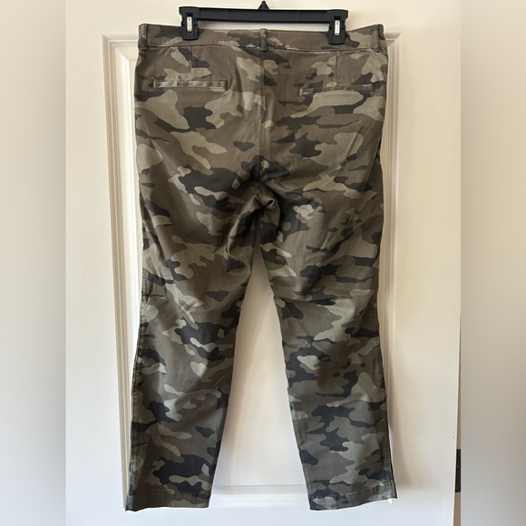 Banana Republic camo pants! Super cute. Worn twice but lost weight! #ozempic🤭 - Picture 2 of 3